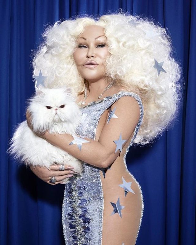 Жінка-кішка у віці 72 років знялася для глянцю без спідньої білизни - фото 242338