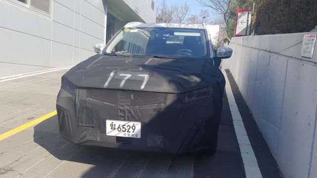 Новий кросовер KIA засвітився на тестах - фото 237337