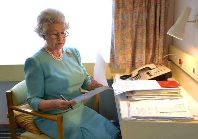 Рідкісні знімки королеви Великобританії- фото 242086