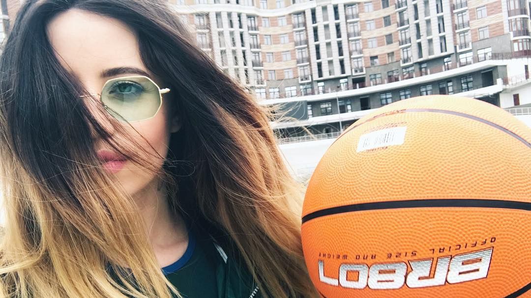 На фото Дорофєєва сидить на червоному м'ячі - фото 1