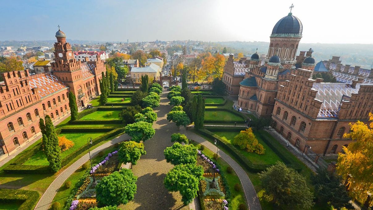 В університеті Чернівців розквітли магнолії