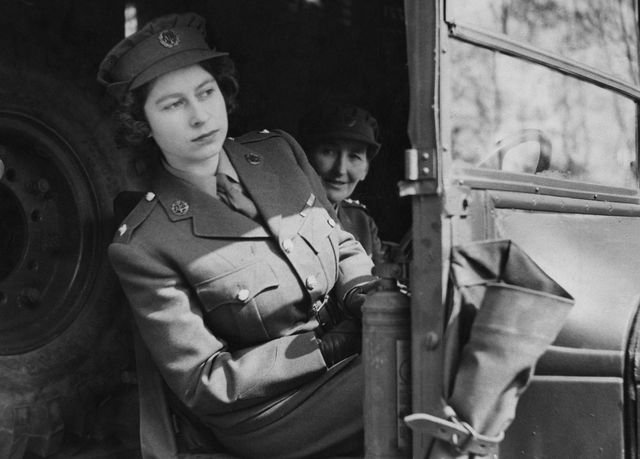 Королева Єлизавета була механіком - фото 241868