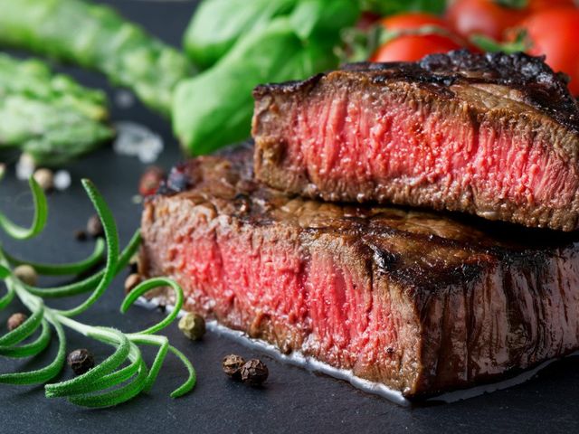 Учені розповіли, чому жінкам небезпечно їсти м'ясо - фото 237820