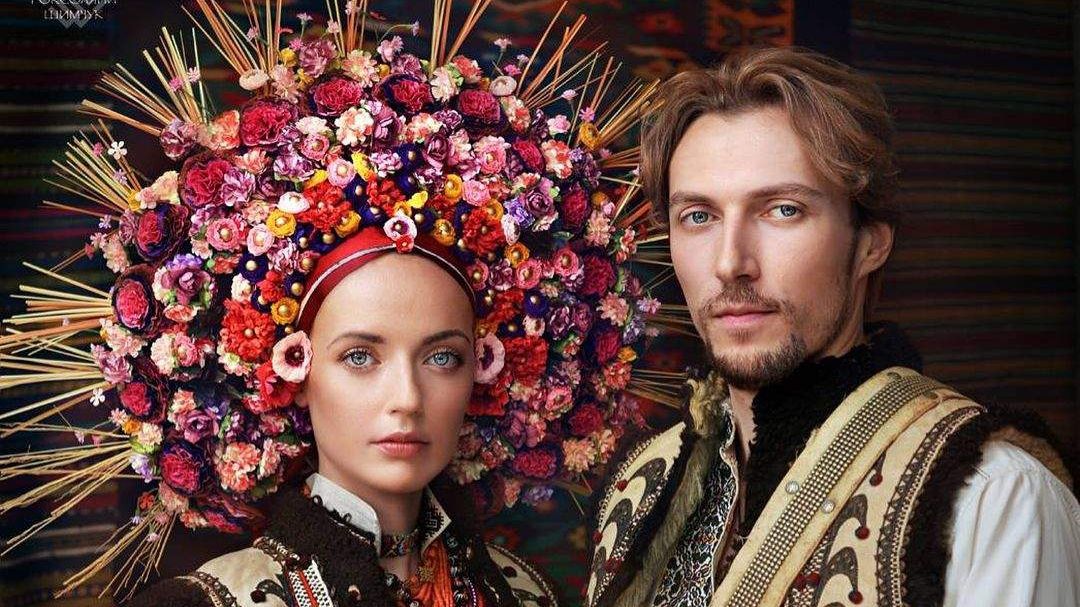 Традиційно вінки з квітів носили молоді та незаміжні дівчата - фото 1