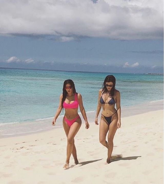 Кім Кардашян показала яскраві фото з відпочинку - фото 240191