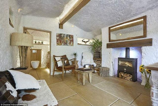 Чоловік своїми руками перетворив печеру на затишний будинок- фото 239173