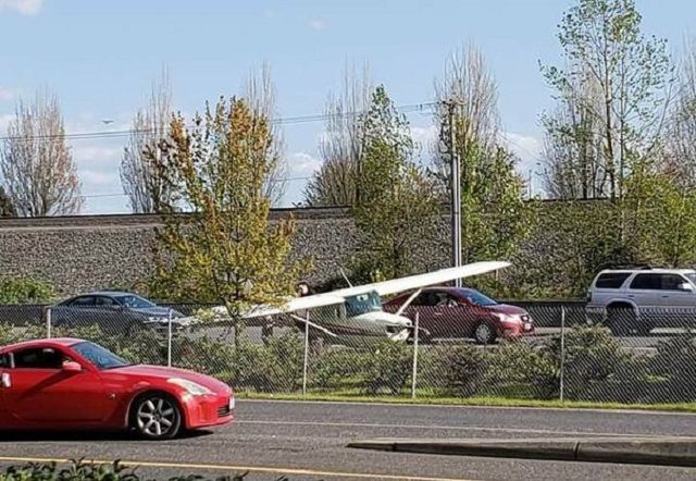 У США літак приземлився посеред автостради