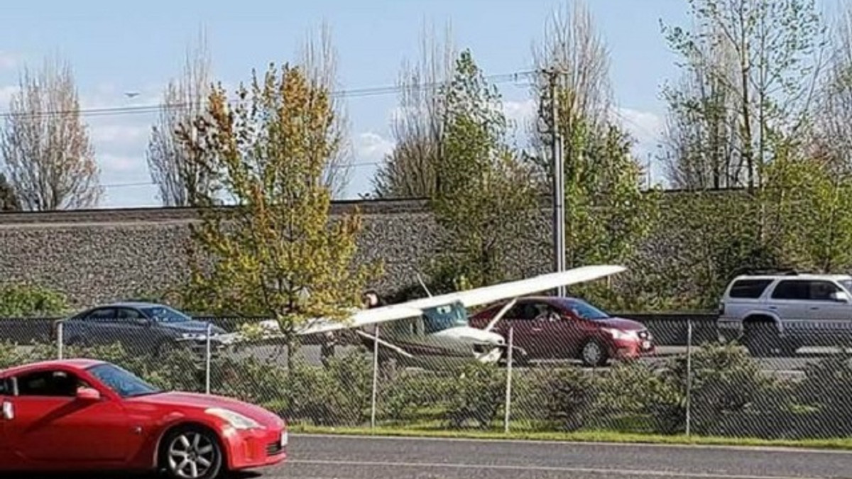 У США літак приземлився посеред автостради - фото 1