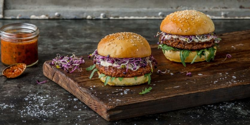 Супермаркети в Німеччині почали продавати бургери з хробаками