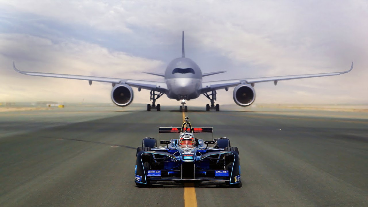 Болід Formula E влаштував гонку проти двох літаків: відеофакт - фото 1