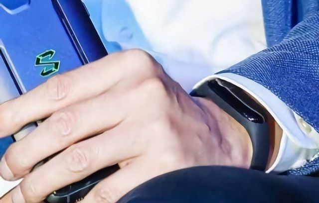 Глава Xiaomi випадково показав третє покоління браслета Mi Band - фото 240345