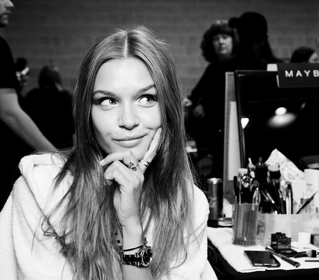 Ангел Victoria's Secret показала ідеальну фігуру на побережжі