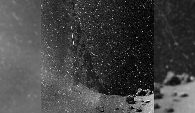 Космічний апарат Rosetta зняв неймовірний снігопад на поверхні комети: відеофакт