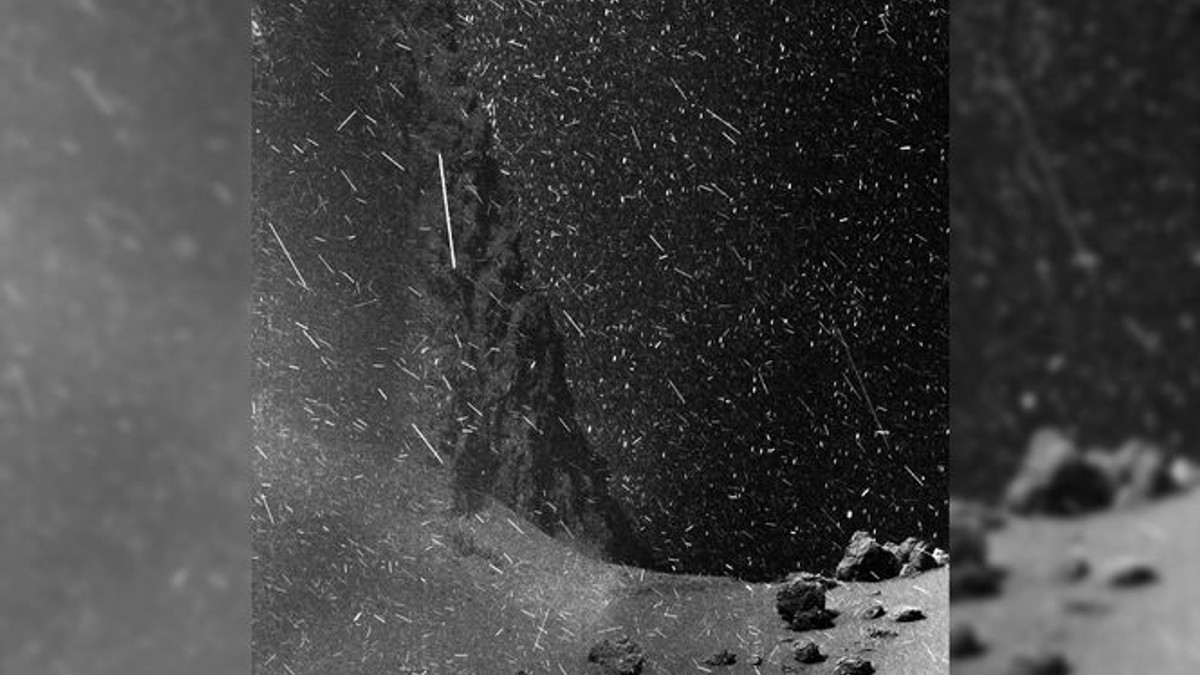 Космічний апарат Rosetta зняв неймовірний снігопад на поверхні комети - фото 1