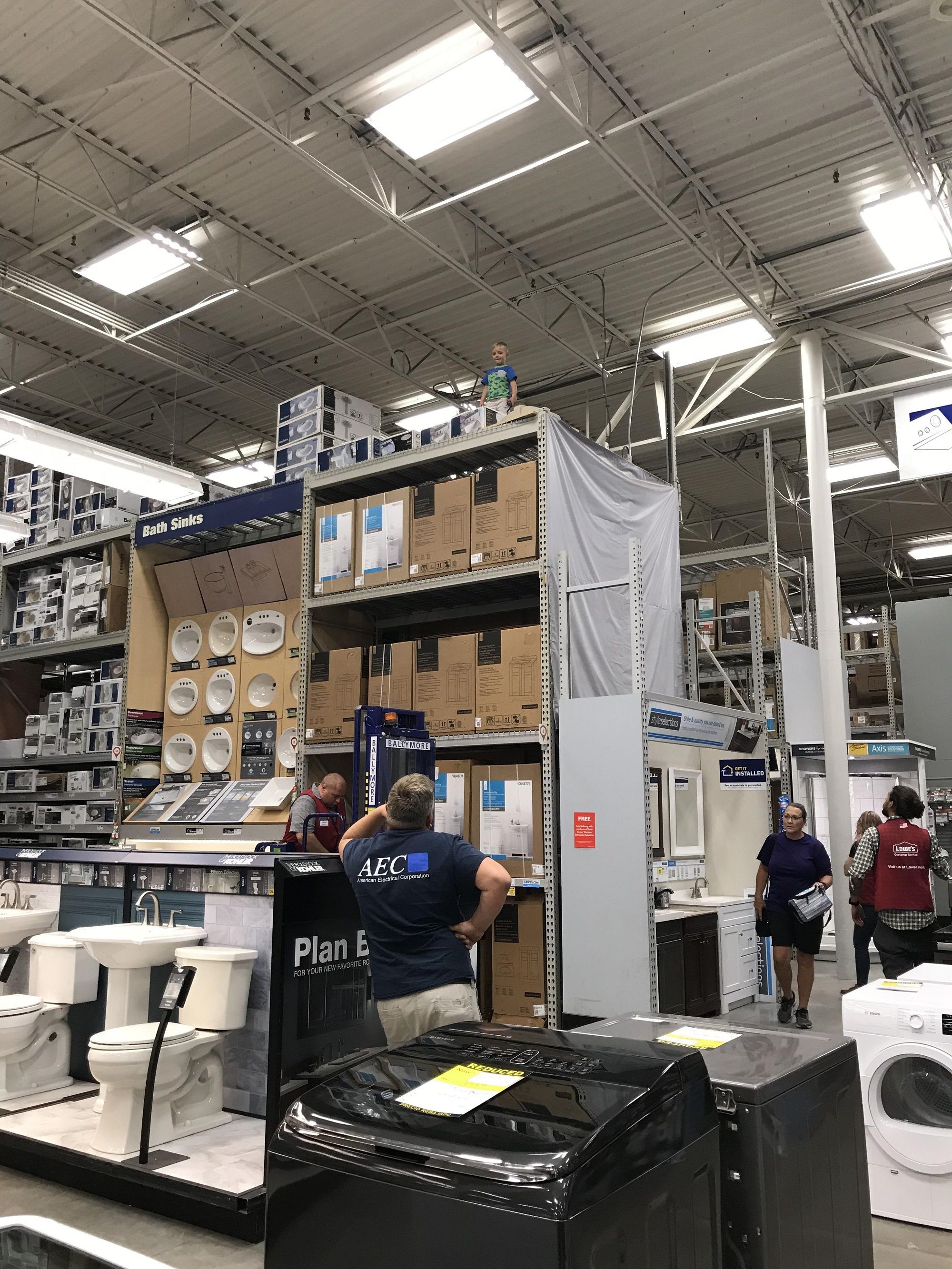 Непосидючий син у супермаркеті здивував інтернет: фотофакт