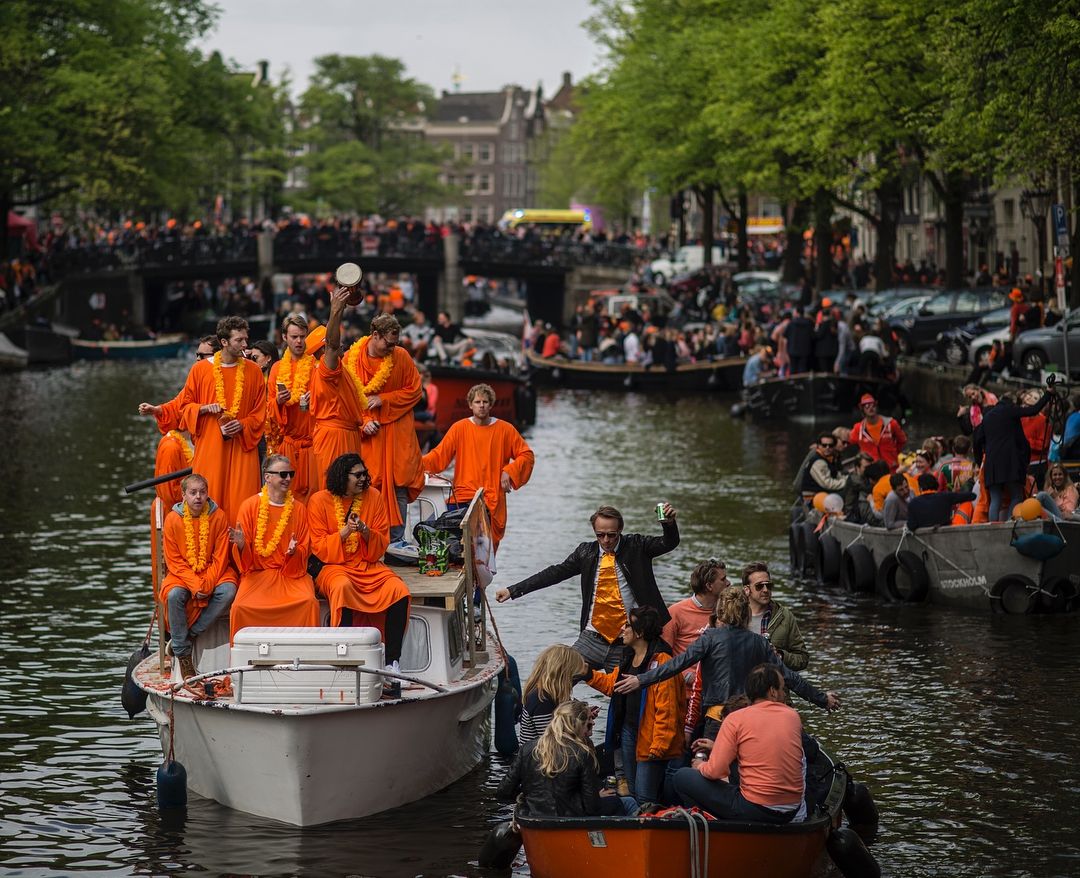 Як святкують День Короля в Амстердамі: відеофакт - фото 1