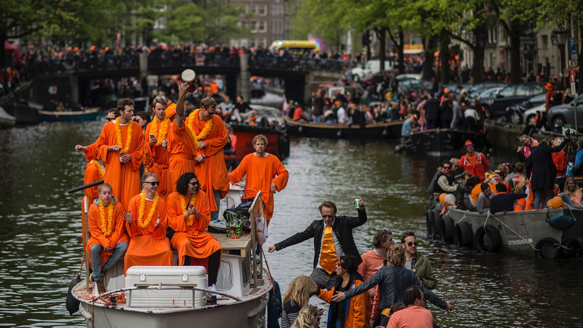 Як святкують День Короля в Амстердамі: відеофакт - фото 1