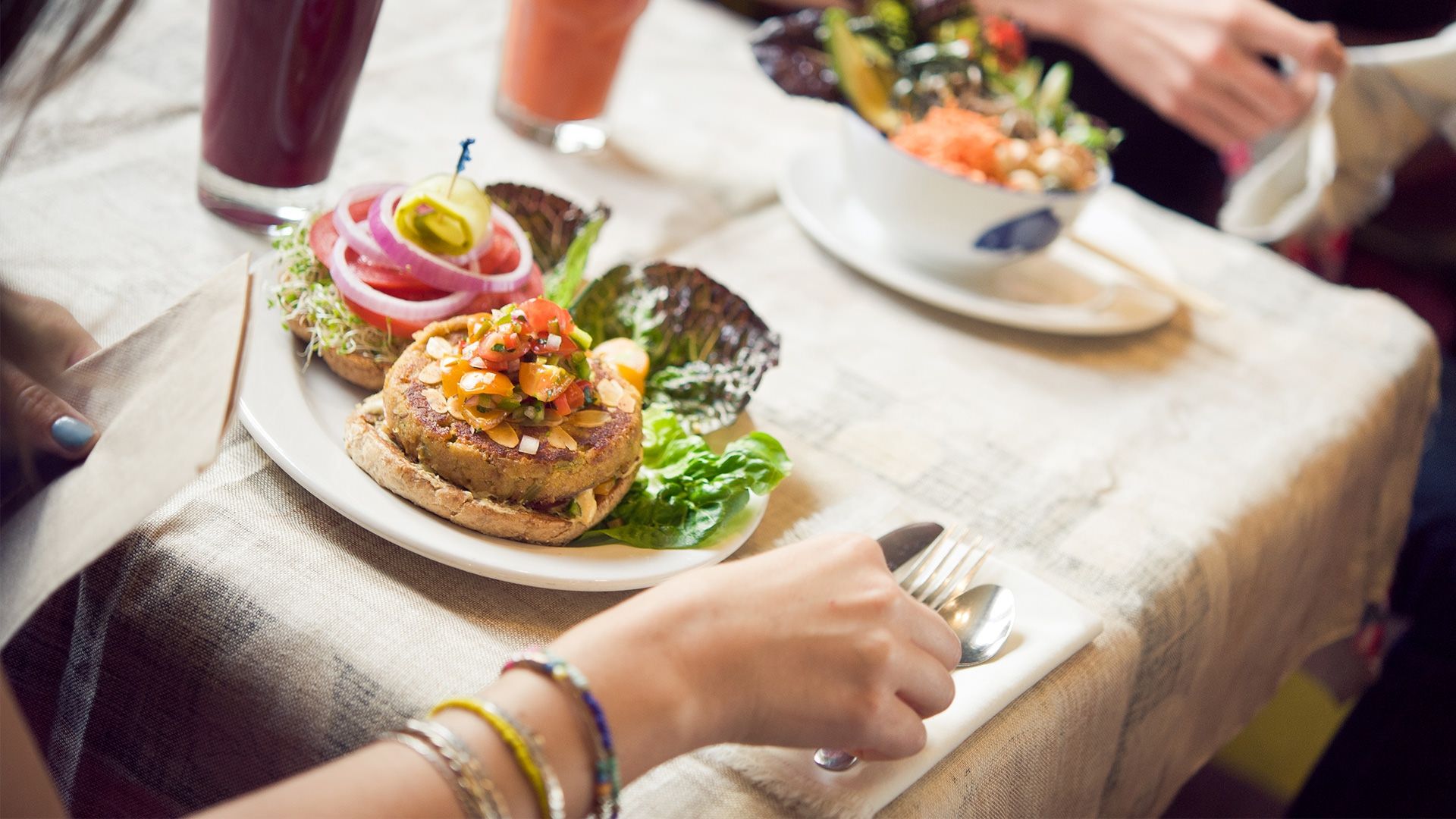 Вчені пояснили, чому небезпечно їсти в кафе і ресторанах