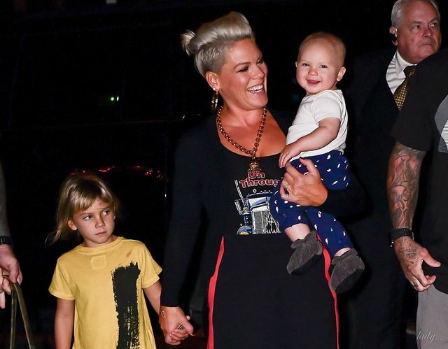 Pink з дітьми - фото 242242