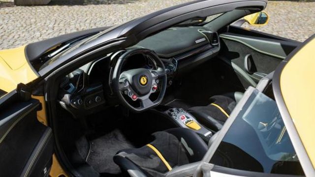 Унікальний автомобіль Ferrari виставили на аукціон- фото 242147