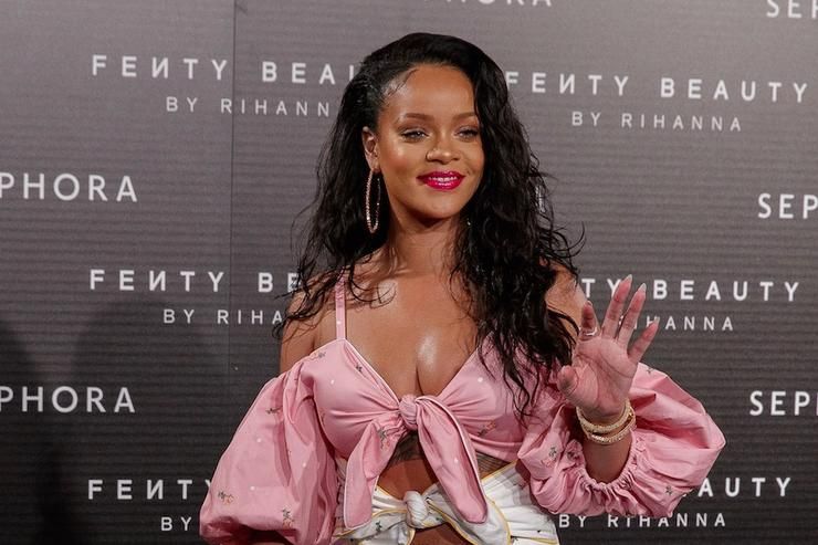 Балаклава і сережки: Rihanna знову здивувала своїм виглядом