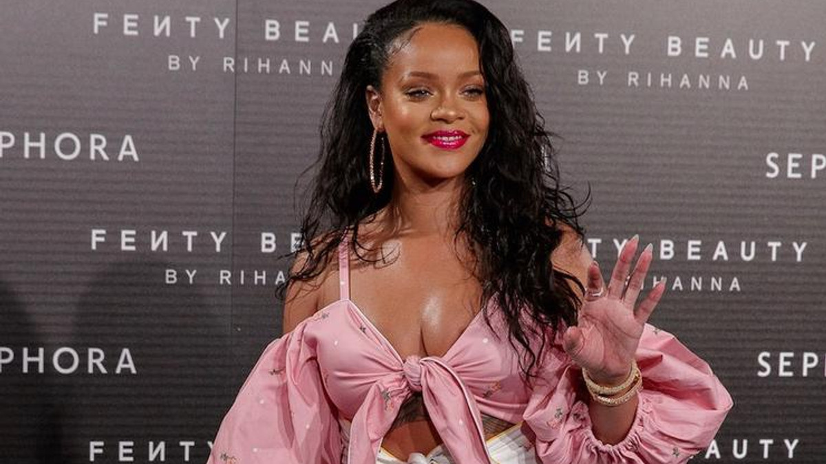 Балаклава і сережки: Rihanna знову здивувала своїм виглядом - фото 1