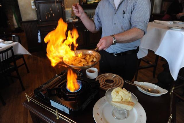 Незвичайна подача страви в ресторані закінчилася курйозом: кумедне відео