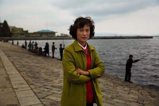 Фотограф показав, які жінки живуть в Північній Кореї- фото 237593