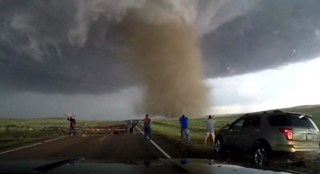 У США туристи влаштували сафарі на торнадо - фото 250414