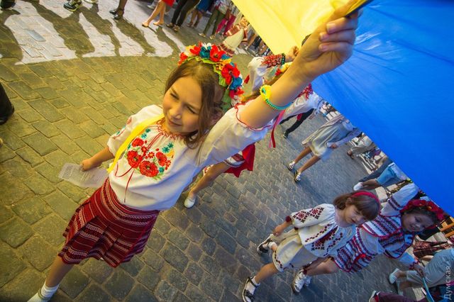 В Одесі пройшов марш вишиванок: яскраві фото - фото 248739