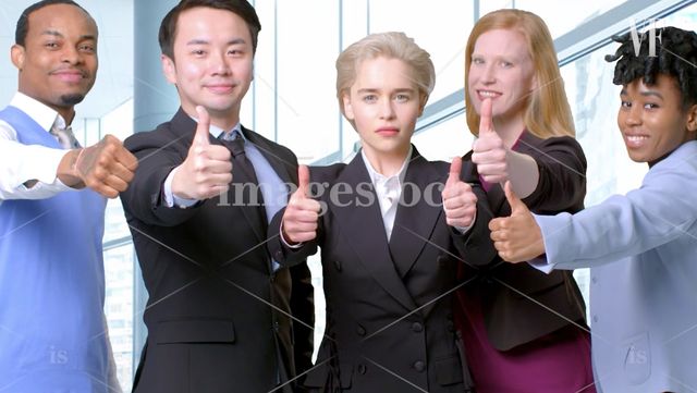 Емілія Кларк відтворила кілька стокових фотографій - фото 250008