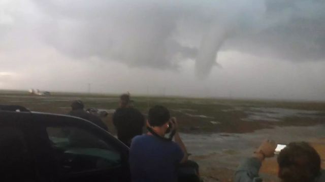 У США туристи влаштували сафарі на торнадо - фото 250413