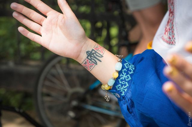 В Одесі пройшов марш вишиванок: яскраві фото - фото 248731