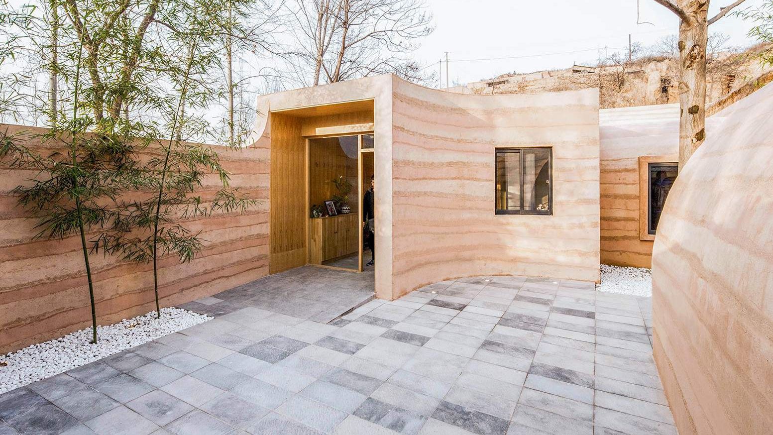 У Китаї звели сучасний печерний будиночок