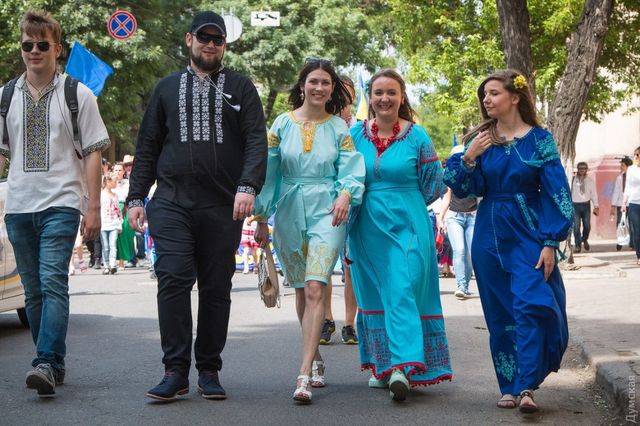 В Одесі пройшов марш вишиванок: яскраві фото - фото 248741