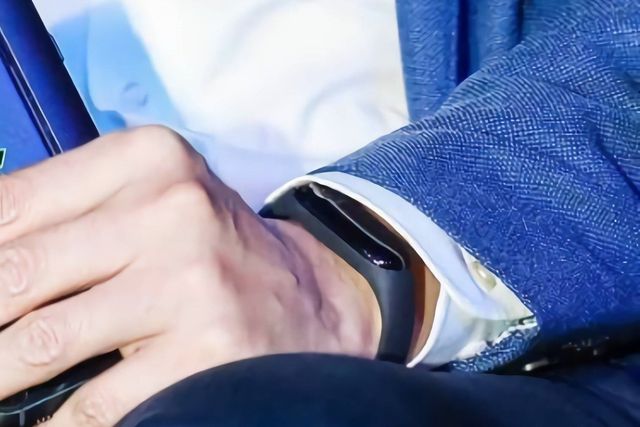 У Xiaomi підтвердили зовнішній вигляд браслета Mi Band 3- фото 251112