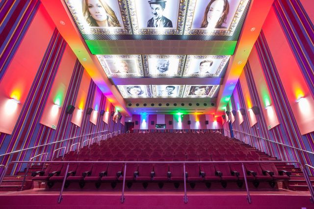 Як виглядають найнезвичайніші кінотеатри у світі- фото 246178