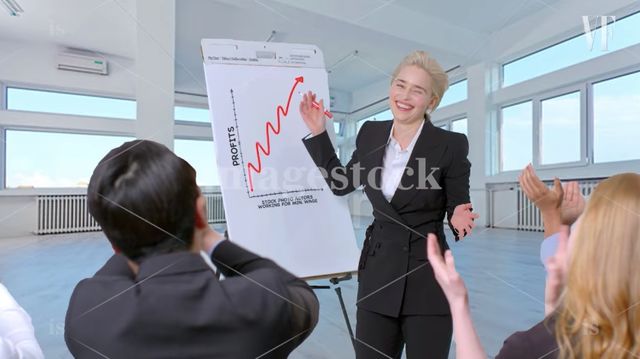 Емілія Кларк відтворила кілька стокових фотографій - фото 250006