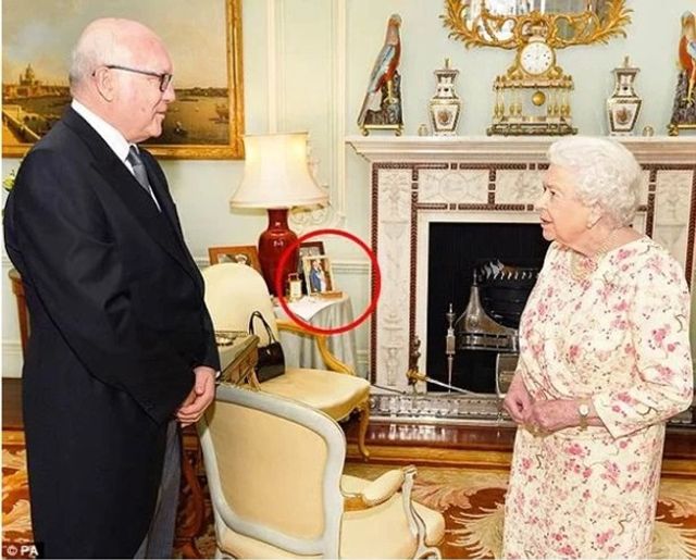 Єлизавета II поставила фото з Меган Маркл у себе в кабінеті - фото 251640