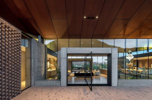 Посеред пустелі у США збудували розкішну віллу - фото 251046