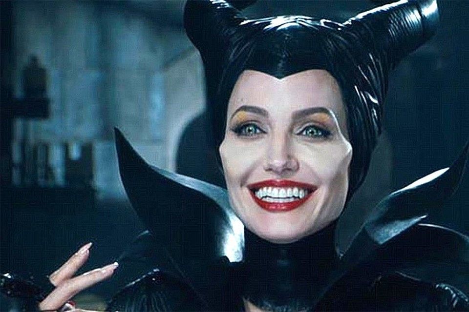 Джолі в халаті і з рогами: з'явилися перші кадри зі зйомок Малефісенти-2 - фото 1