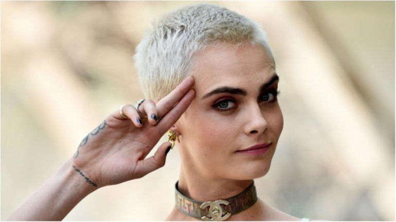 Кара Делевінь заінтригувала кадрами у весільній сукні - фото 1