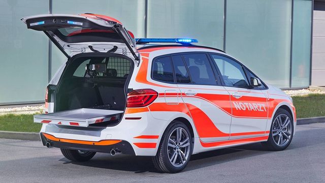 BMW показала пожежний X3 і поліцейський MINI - фото 247983