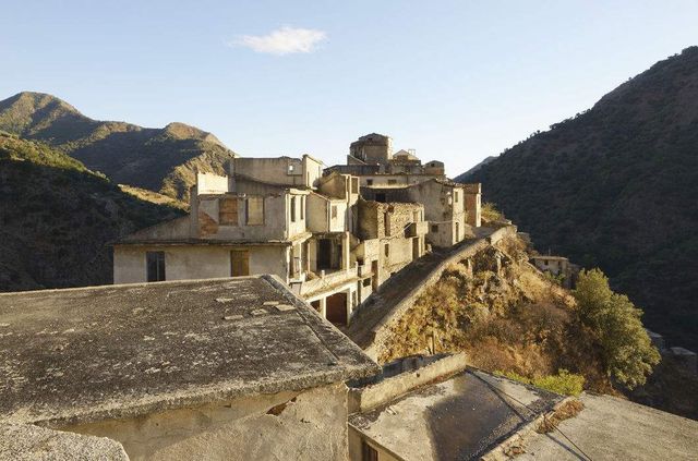 Фотограф показав моторошну красу покинутих селищ- фото 246439