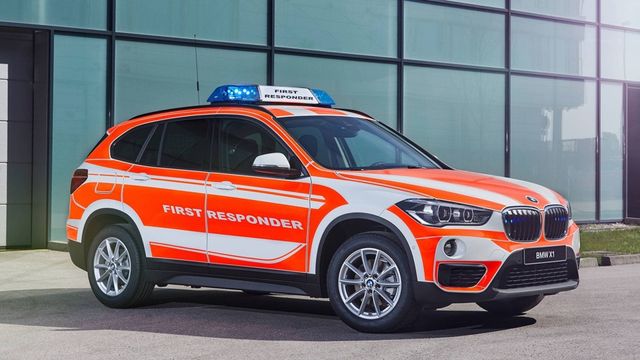 BMW показала пожежний X3 і поліцейський MINI - фото 247982