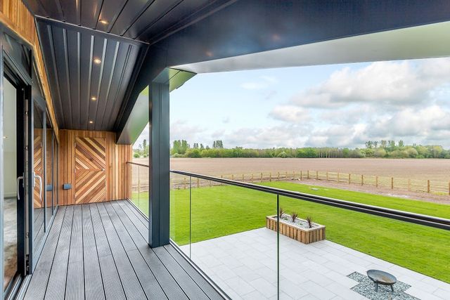 Британці переробили сарай в ефектний дім - фото 250716