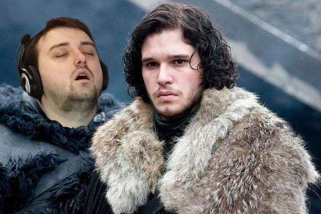 Чоловік заснув на роботі і став героєм нових мемів - фото 244613