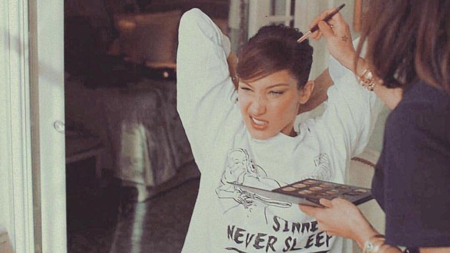 Белла Хадід у білій міні-сукні підкорила фанатів