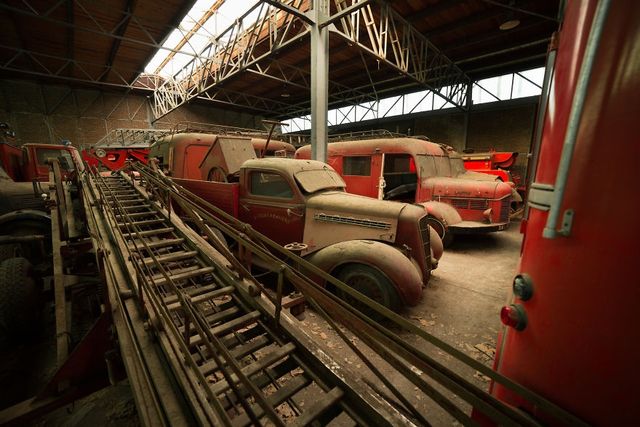 Кладовище пожежних вантажівок у Франції - фото 246215