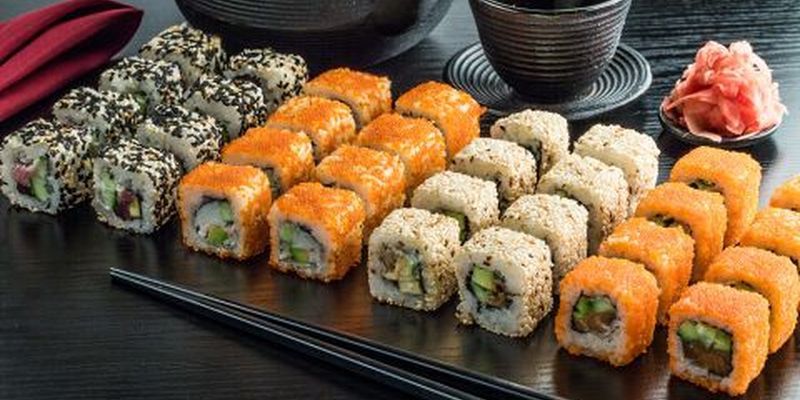 Японський шеф-кухар показав, як правильно їсти суші - фото 1